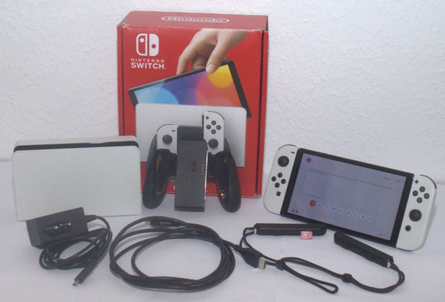 Switch OLED mit weißen Joy-Cons, Dock, Originalverpackung, Kabeln und 128-GB-Speicherkarte